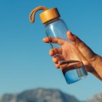 Les nombreux avantages de la gourde en verre : Un choix écologique et sain un-homme-tenant-une-gourde-isotherme-en-verre